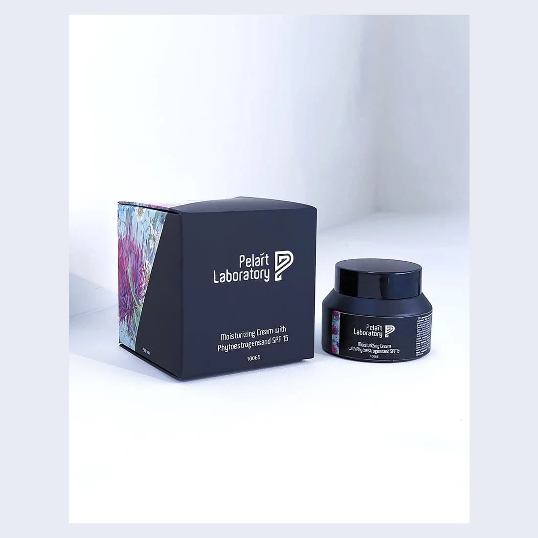 Moisturizing cream with phytoestrogens and spf15 · Зволожувальний крем із фітоестрогенами SPF 15